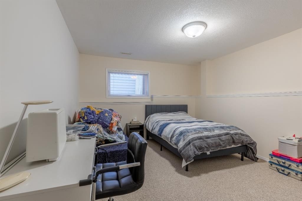 568 Heritage Boulevard West, Lethbridge, AB - Indoor Photo Showing Bedroom