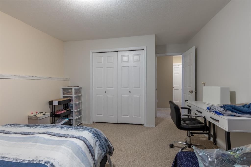 568 Heritage Boulevard West, Lethbridge, AB - Indoor Photo Showing Bedroom