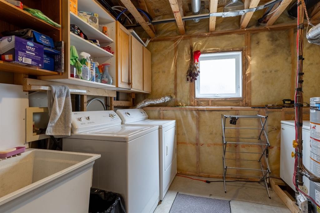 568 Heritage Boulevard West, Lethbridge, AB - Indoor Photo Showing Laundry Room