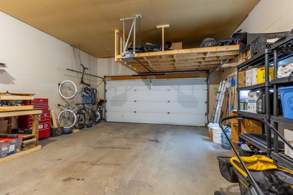 568 Heritage Boulevard West, Lethbridge, AB - Indoor Photo Showing Garage