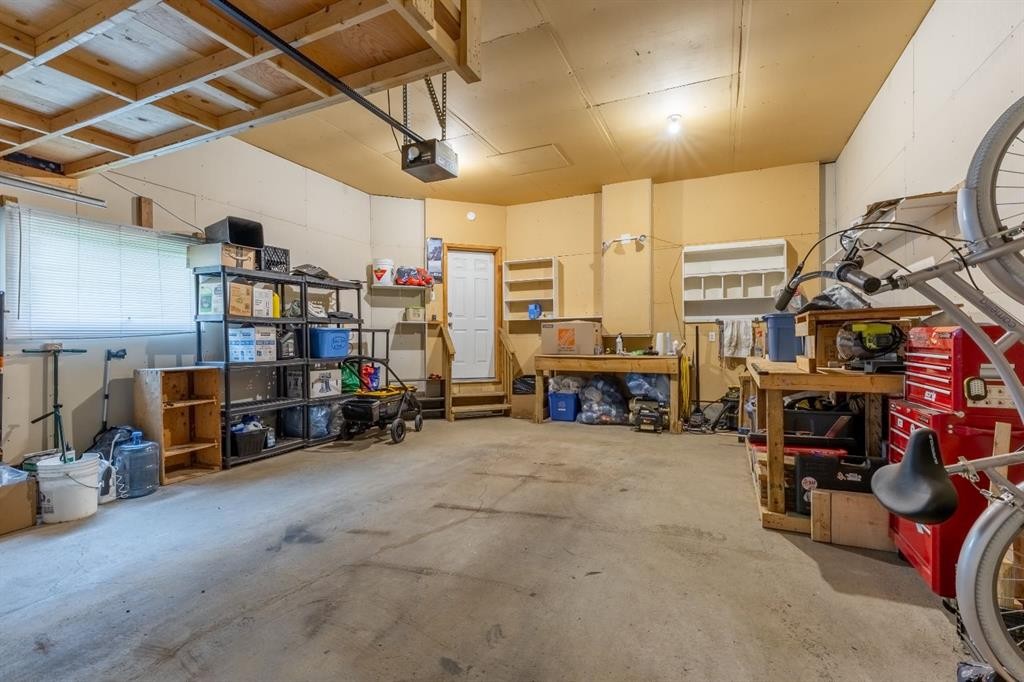 568 Heritage Boulevard West, Lethbridge, AB - Indoor Photo Showing Garage