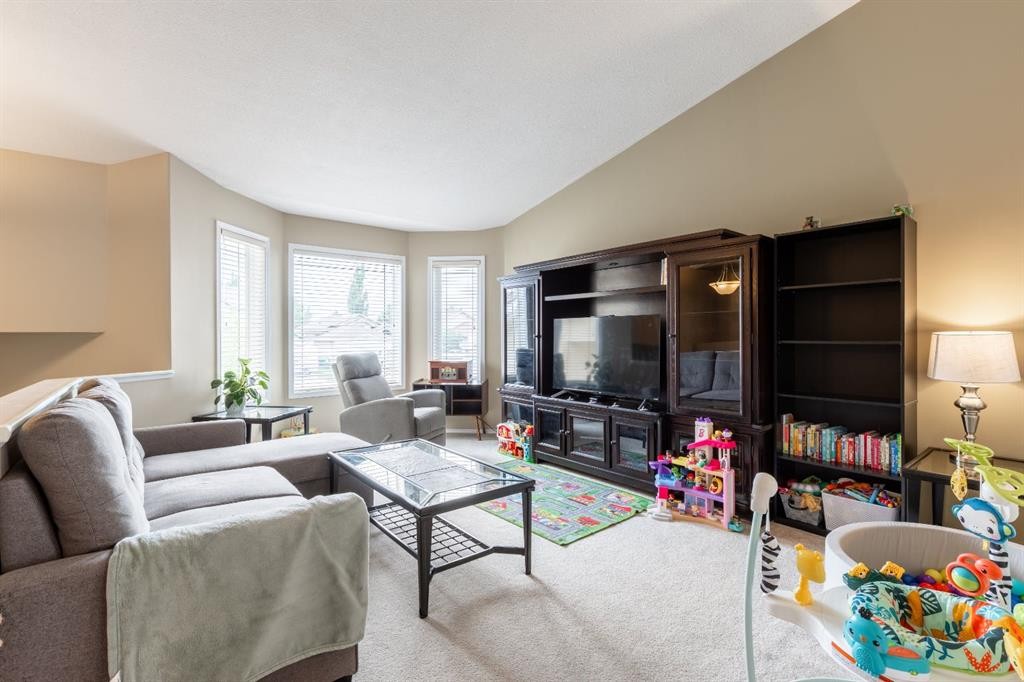 568 Heritage Boulevard West, Lethbridge, AB - Indoor Photo Showing Living Room
