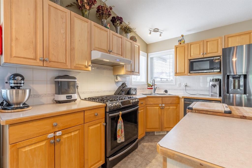 568 Heritage Boulevard West, Lethbridge, AB - Indoor Photo Showing Kitchen With Double Sink