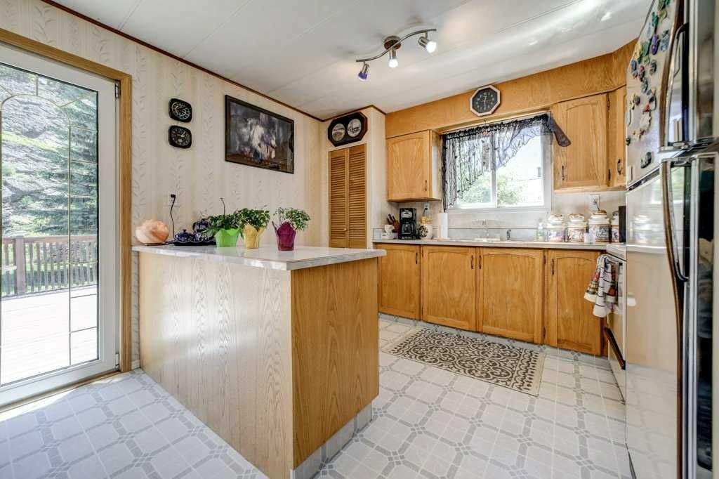 20541 25Th Avenue, Bellevue, AB - Indoor Photo Showing Kitchen