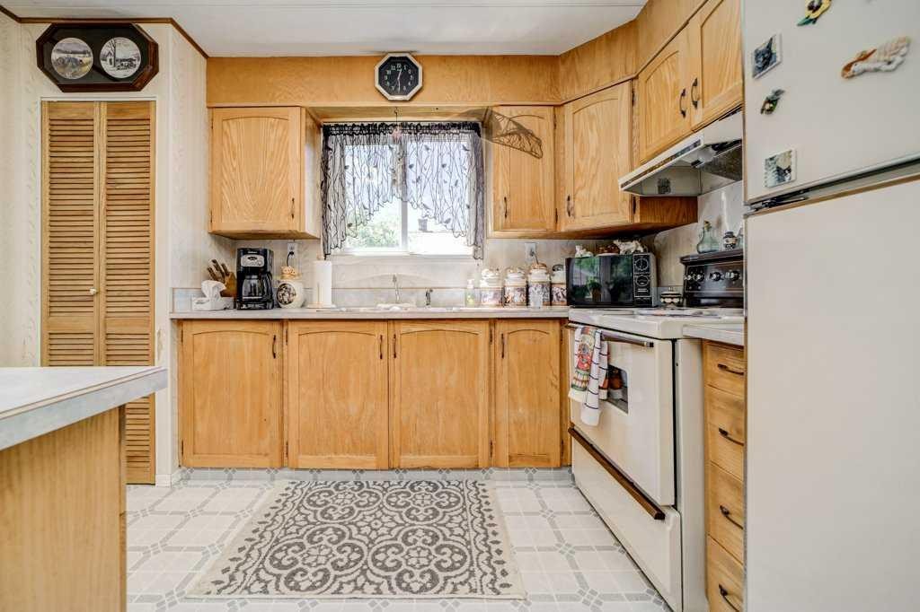 20541 25Th Avenue, Bellevue, AB - Indoor Photo Showing Kitchen