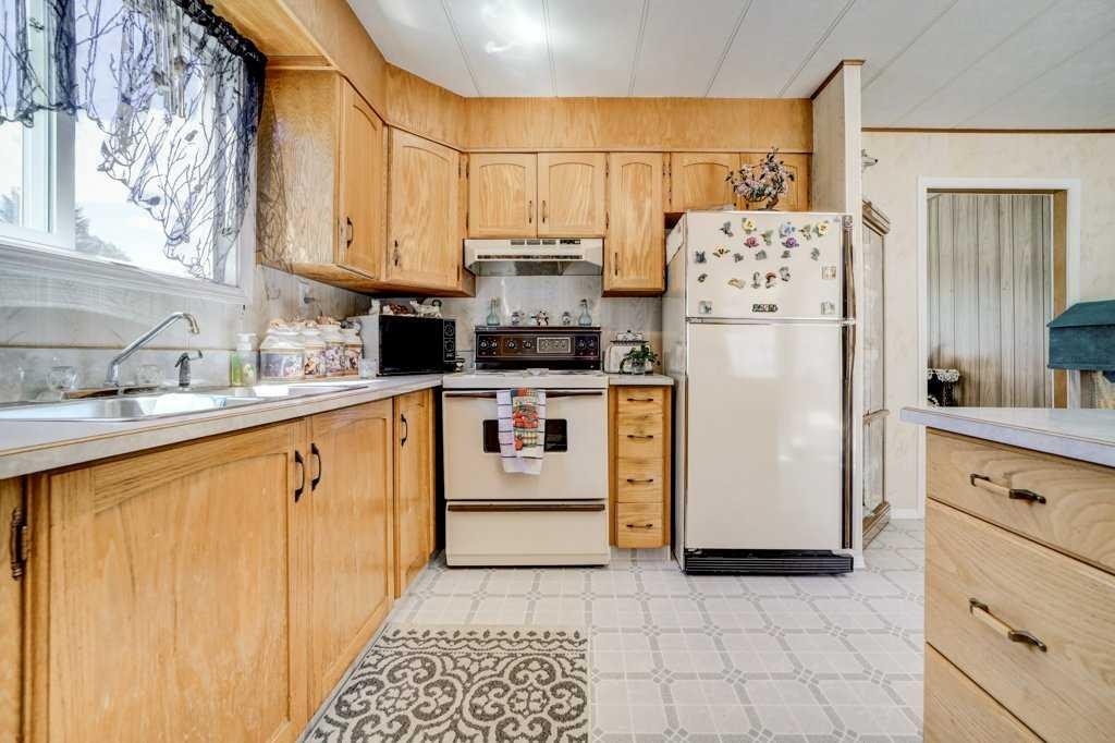 20541 25Th Avenue, Bellevue, AB - Indoor Photo Showing Kitchen With Double Sink