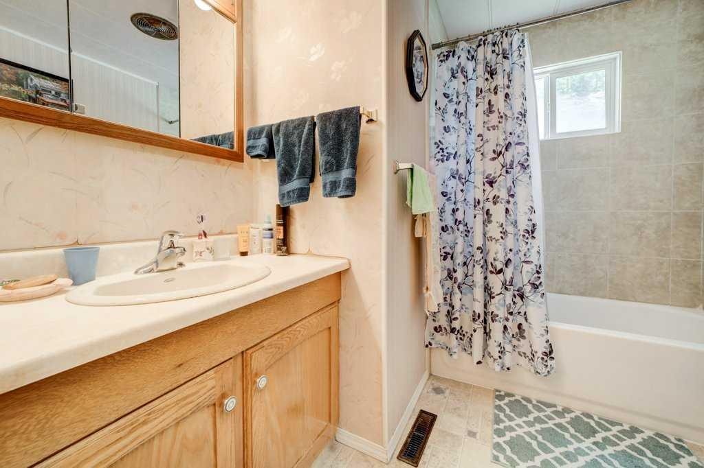 20541 25Th Avenue, Bellevue, AB - Indoor Photo Showing Bathroom