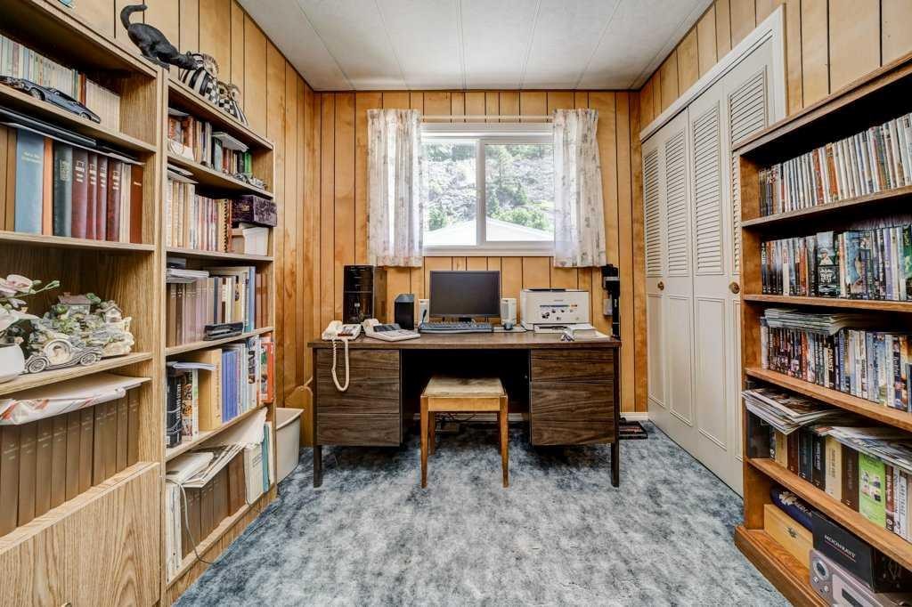 20541 25Th Avenue, Bellevue, AB - Indoor Photo Showing Office