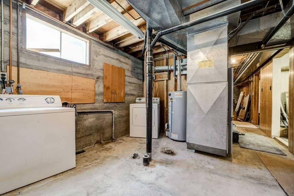 20541 25Th Avenue, Bellevue, AB - Indoor Photo Showing Laundry Room