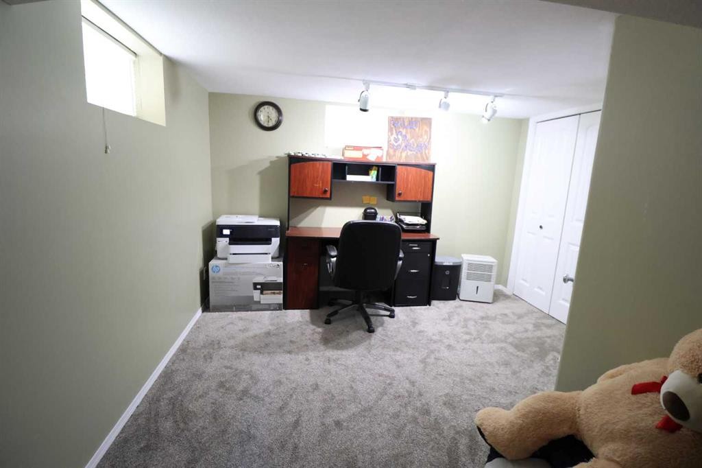 5319 45 Ave, Taber, AB - Indoor Photo Showing Office