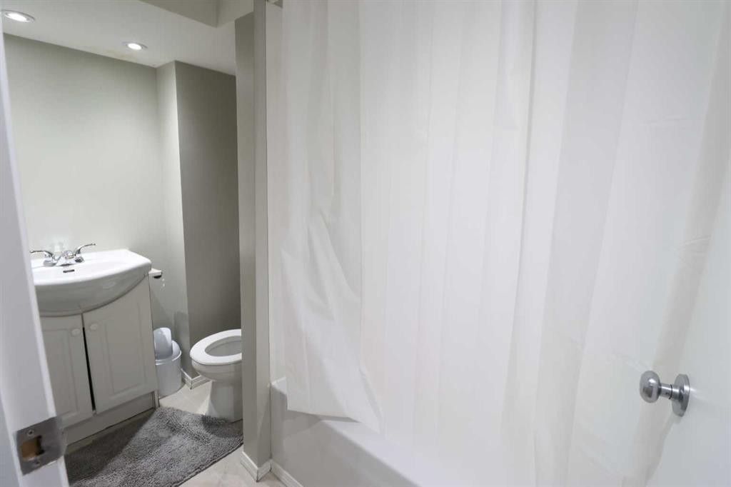 5319 45 Ave, Taber, AB - Indoor Photo Showing Bathroom