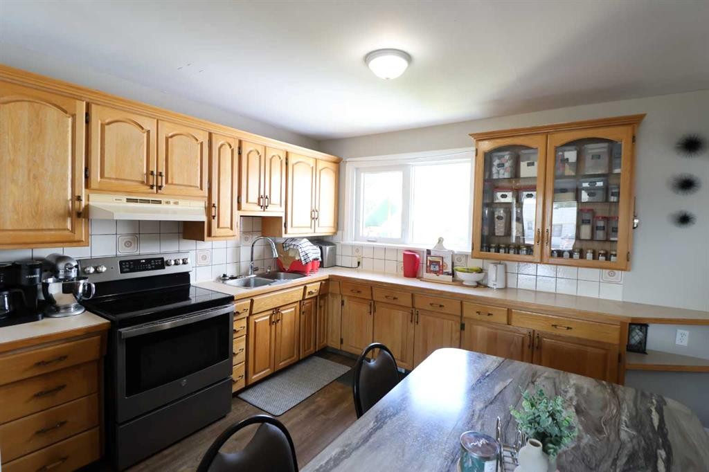 5319 45 Ave, Taber, AB - Indoor Photo Showing Kitchen With Double Sink