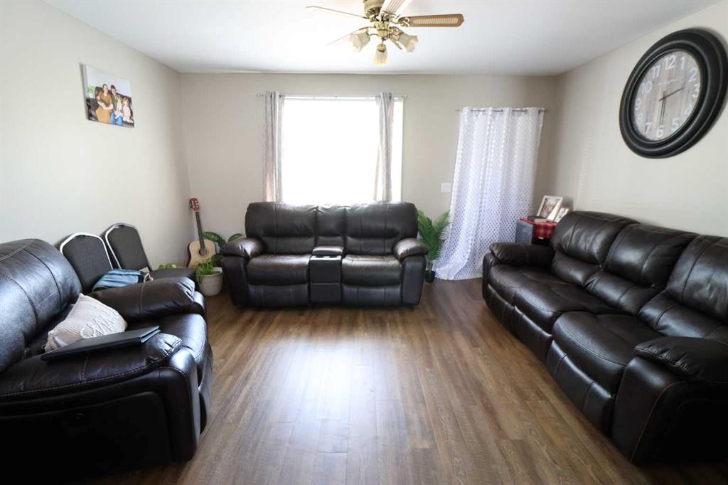 5319 45 Ave, Taber, AB - Indoor Photo Showing Living Room