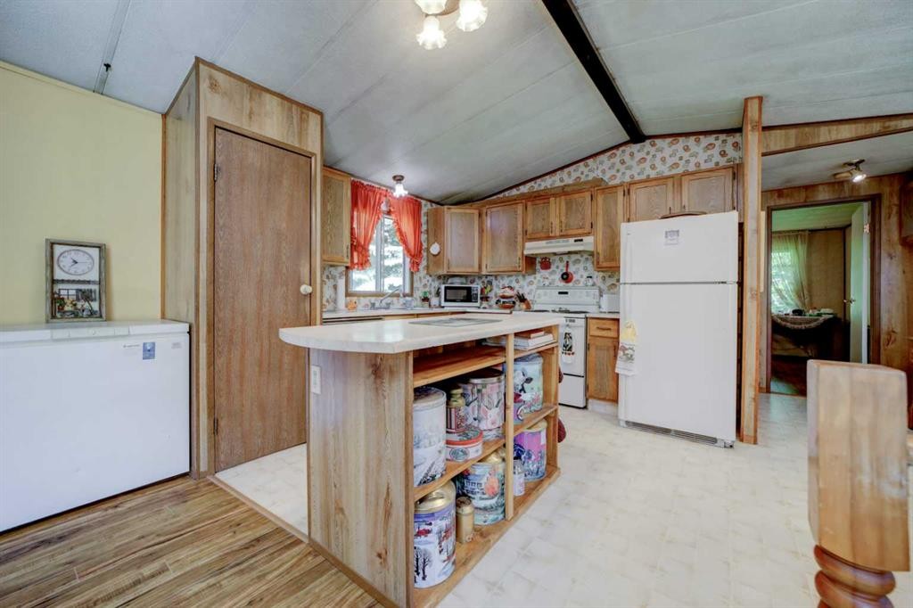 5670 16 Avenue, Coleman, AB - Indoor Photo Showing Kitchen