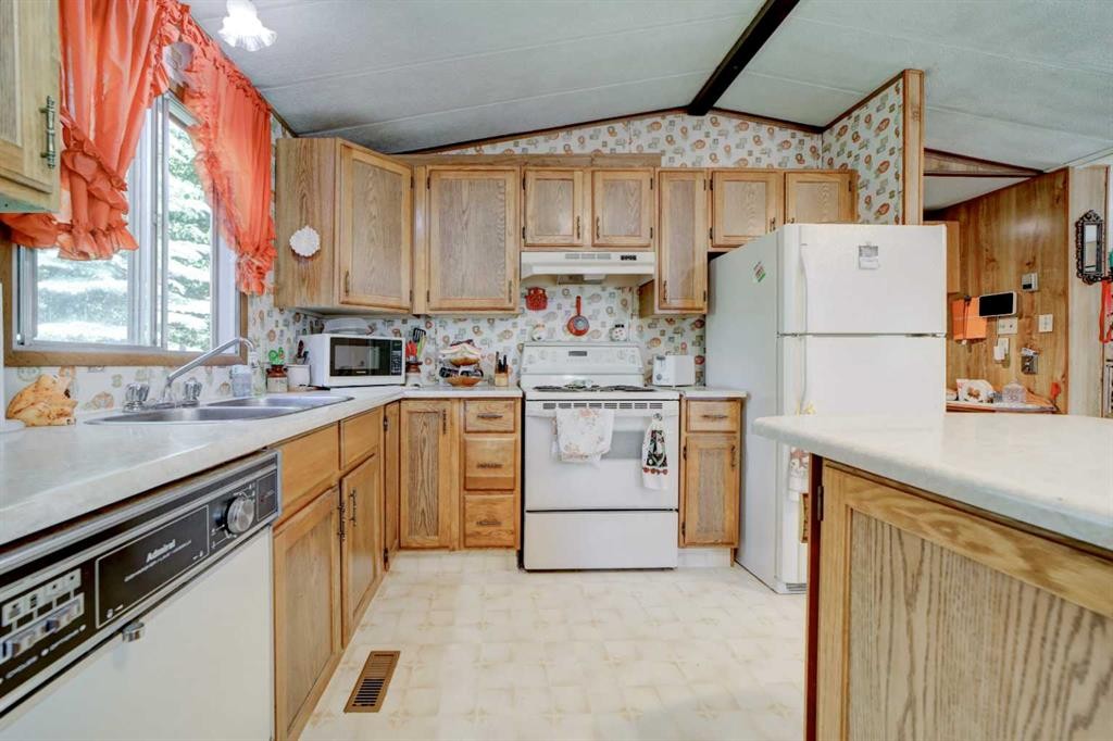 5670 16 Avenue, Coleman, AB - Indoor Photo Showing Kitchen With Double Sink
