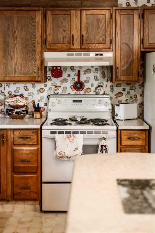 5670 16 Avenue, Coleman, AB - Indoor Photo Showing Kitchen