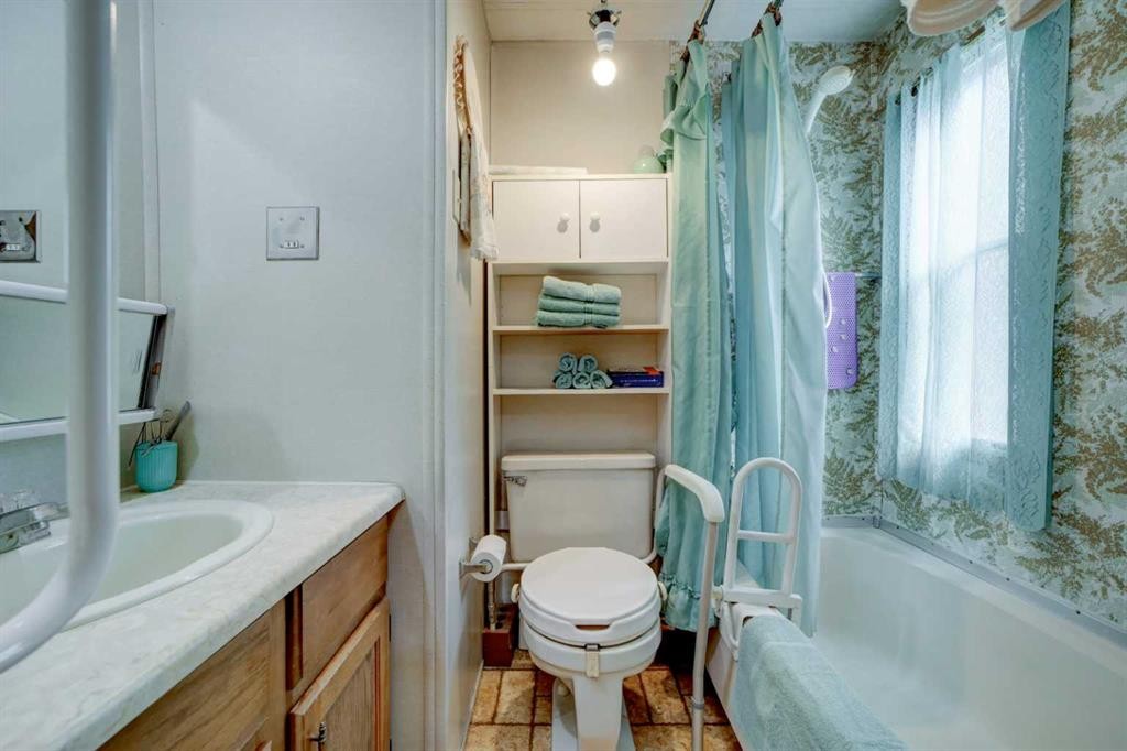 5670 16 Avenue, Coleman, AB - Indoor Photo Showing Bathroom