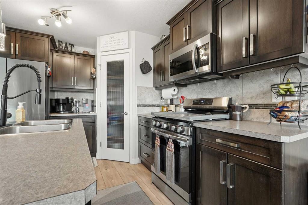 648 Parkside Green, Coaldale, AB - Indoor Photo Showing Kitchen With Double Sink