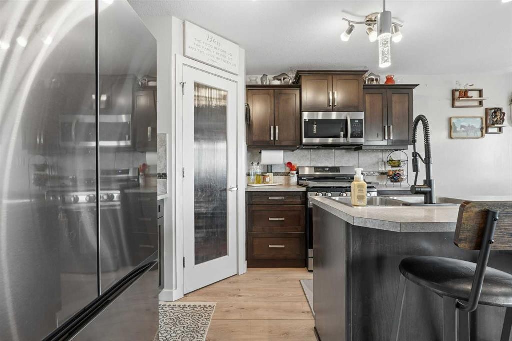 648 Parkside Green, Coaldale, AB - Indoor Photo Showing Kitchen With Upgraded Kitchen