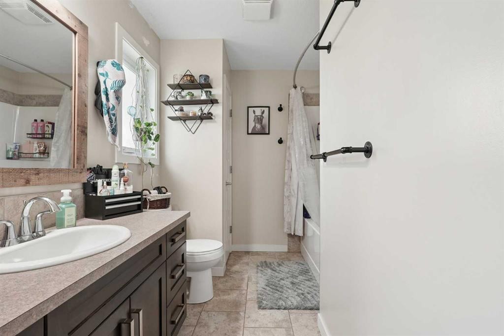 648 Parkside Green, Coaldale, AB - Indoor Photo Showing Bathroom