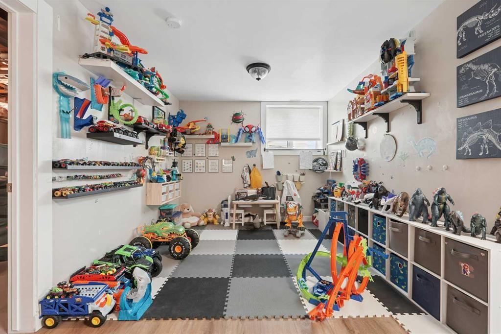 648 Parkside Green, Coaldale, AB - Indoor With Storage