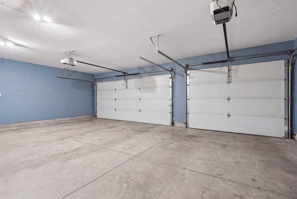 648 Parkside Green, Coaldale, AB - Indoor Photo Showing Garage