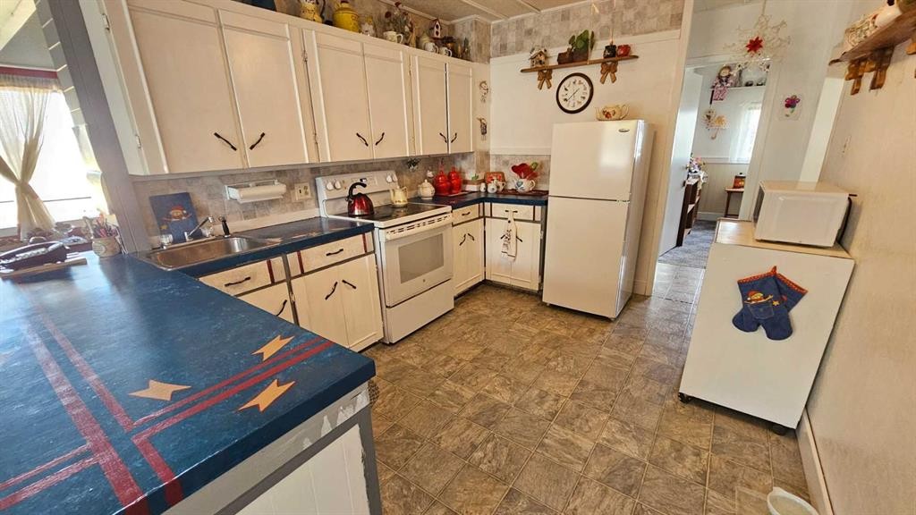 104 1 A Avenue, Coutts, AB - Indoor Photo Showing Kitchen