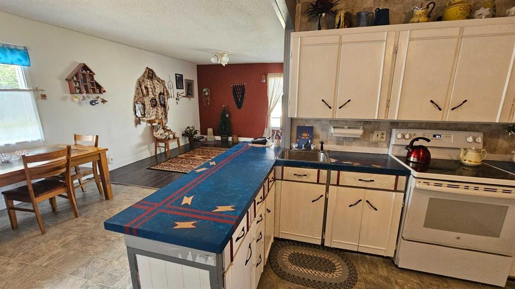 104 1 A Avenue, Coutts, AB - Indoor Photo Showing Kitchen