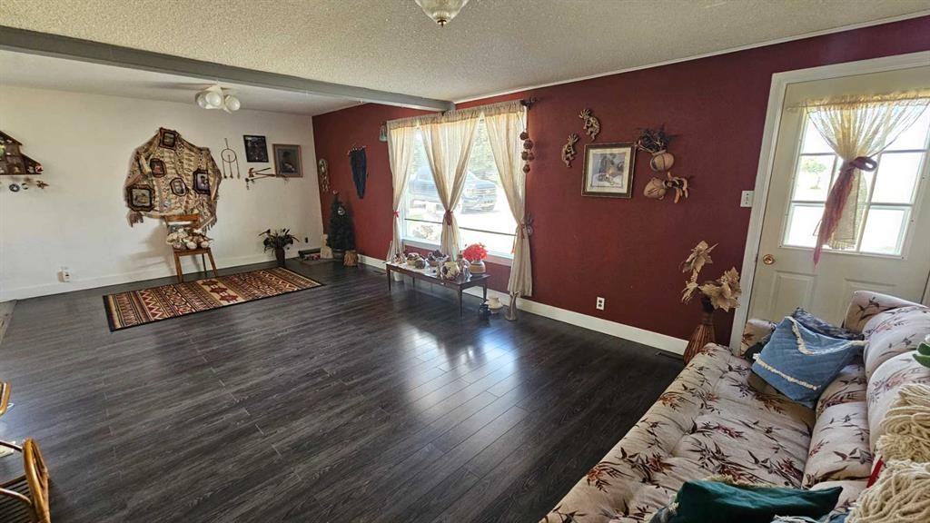 104 1 A Avenue, Coutts, AB - Indoor Photo Showing Living Room