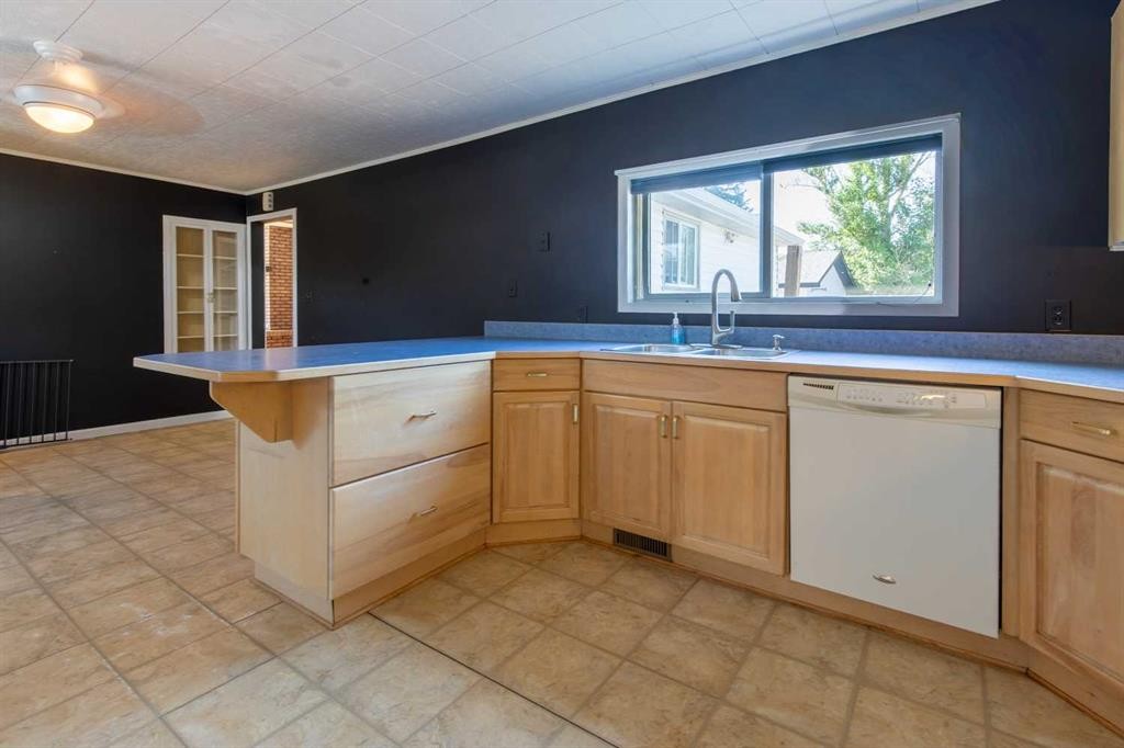 180 E 400 N, Raymond, AB - Indoor Photo Showing Kitchen