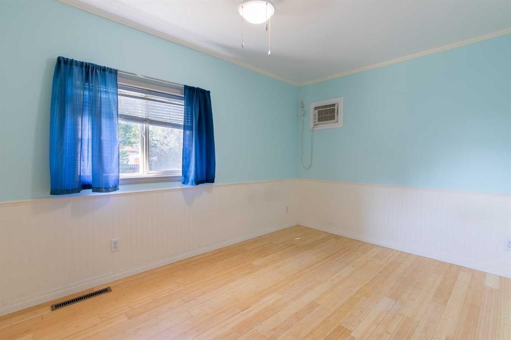 180 E 400 N, Raymond, AB - Indoor Photo Showing Other Room