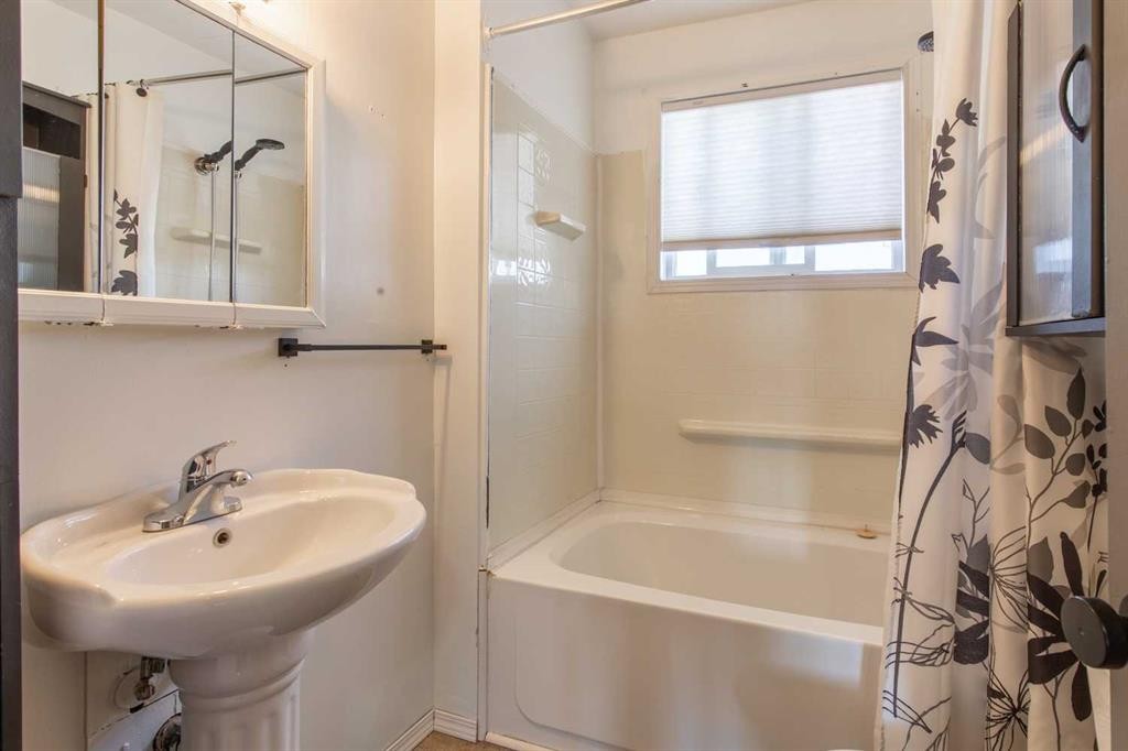 180 E 400 N, Raymond, AB - Indoor Photo Showing Bathroom