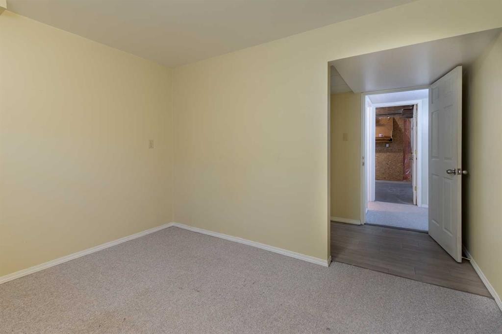 180 E 400 N, Raymond, AB - Indoor Photo Showing Other Room