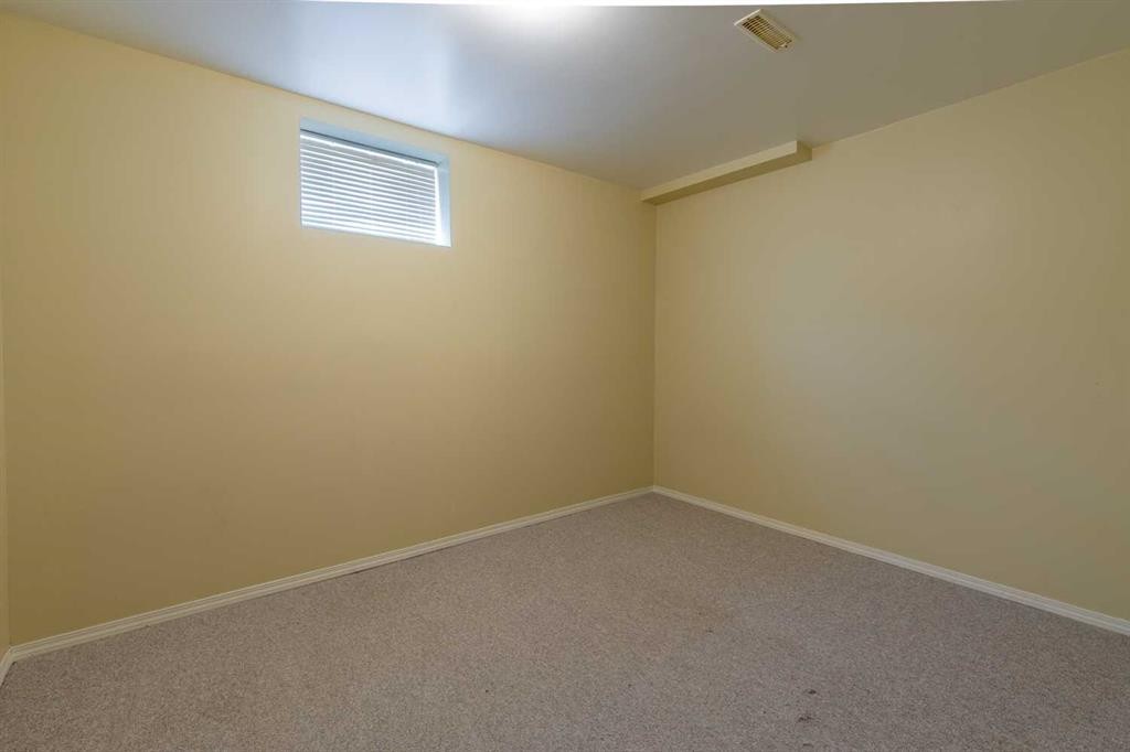 180 E 400 N, Raymond, AB - Indoor Photo Showing Other Room