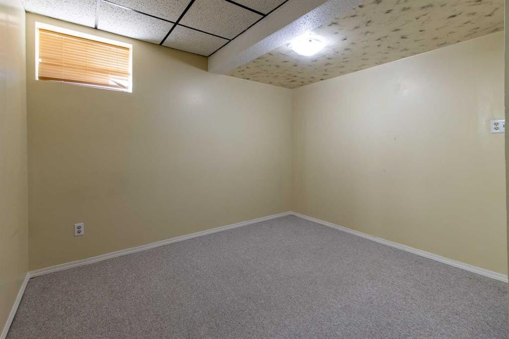 180 E 400 N, Raymond, AB - Indoor Photo Showing Other Room