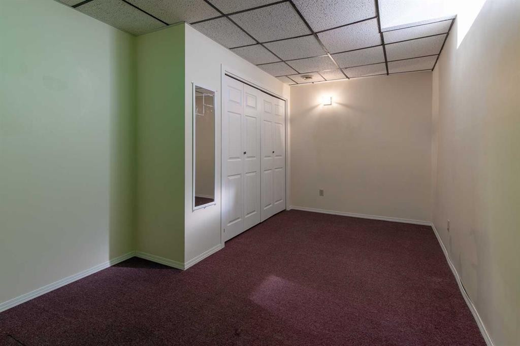 180 E 400 N, Raymond, AB - Indoor Photo Showing Other Room
