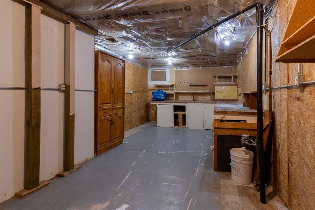 180 E 400 N, Raymond, AB - Indoor Photo Showing Basement