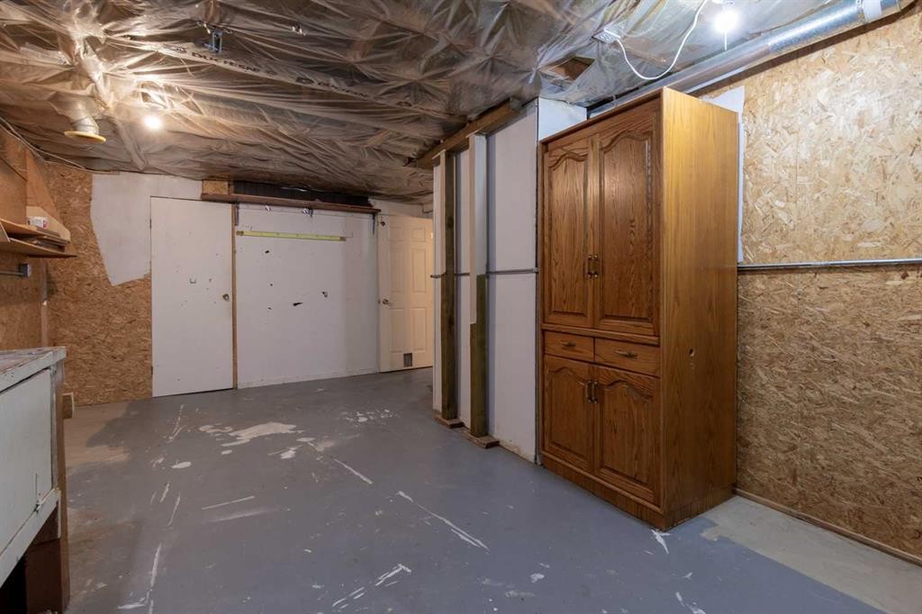 180 E 400 N, Raymond, AB - Indoor Photo Showing Basement