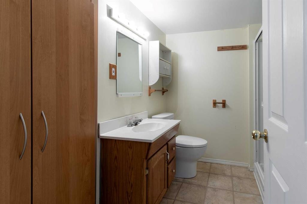 180 E 400 N, Raymond, AB - Indoor Photo Showing Bathroom