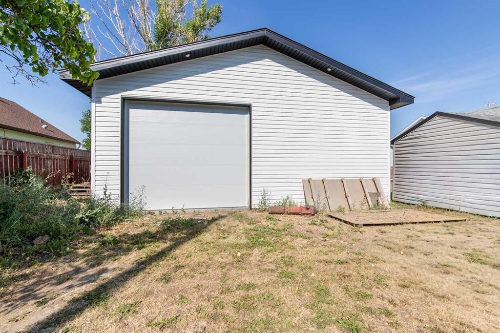 180 E 400 N, Raymond, AB - Outdoor With Exterior