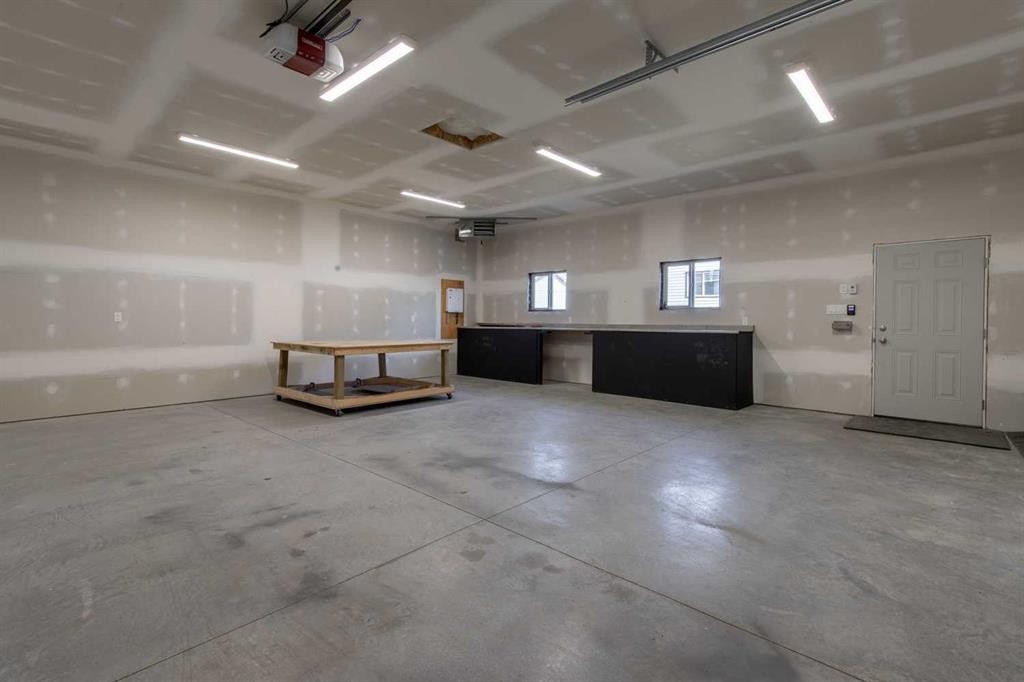 180 E 400 N, Raymond, AB - Indoor Photo Showing Garage