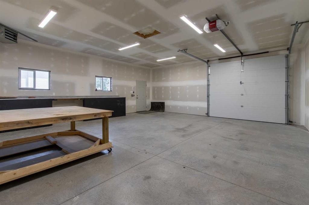 180 E 400 N, Raymond, AB - Indoor Photo Showing Garage