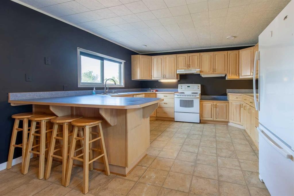 180 E 400 N, Raymond, AB - Indoor Photo Showing Kitchen With Double Sink