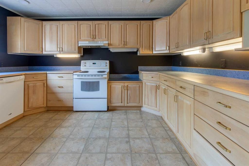 180 E 400 N, Raymond, AB - Indoor Photo Showing Kitchen