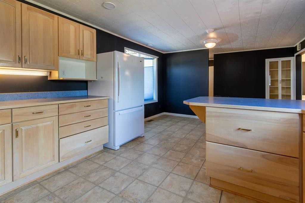 180 E 400 N, Raymond, AB - Indoor Photo Showing Kitchen