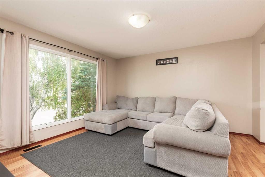 258 Mcdermott Road, Coalhurst, AB - Indoor Photo Showing Living Room