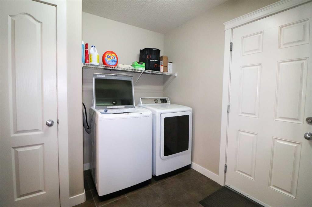 71 Coalbanks Gate West, Lethbridge, AB - Indoor Photo Showing Laundry Room