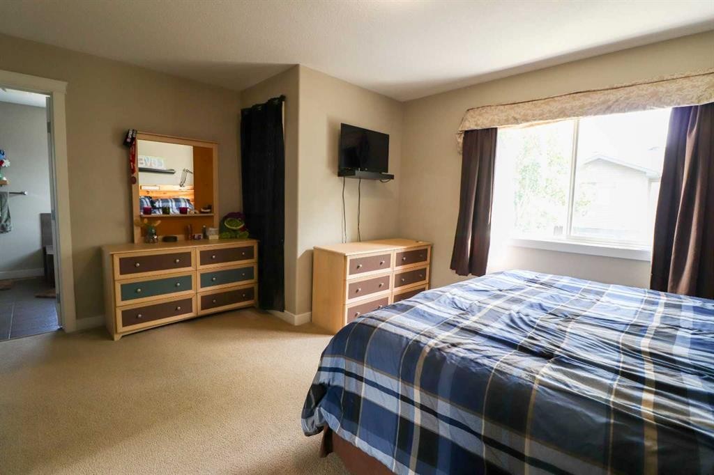 71 Coalbanks Gate West, Lethbridge, AB - Indoor Photo Showing Bedroom