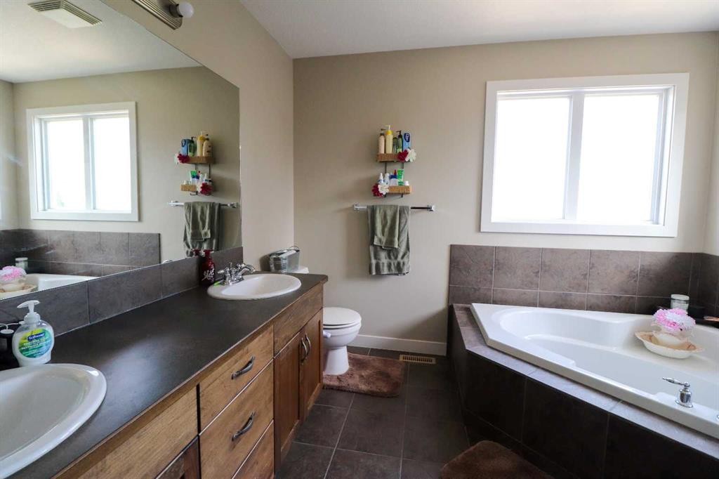71 Coalbanks Gate West, Lethbridge, AB - Indoor Photo Showing Bathroom