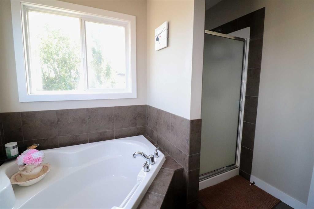 71 Coalbanks Gate West, Lethbridge, AB - Indoor Photo Showing Bathroom